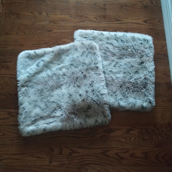 Pair Of Oeko-Tex Faux Fur Pillow Covers - Picture 3 of 5